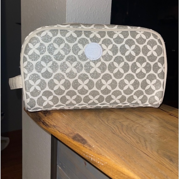 Audrey & Lewis Sparkly Silver & White Travel Bag - Picture 13 of 13